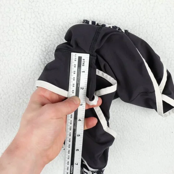 Lululemon Short Shorts Womens 4 Black White Geometric Athleisure Athletic - Picture 8 of 9